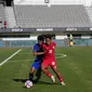 Gelandang Timnas Indonesia U-20, Tony Firmansyah mencoba lepas dari kawalan pemain Timnas Thailand U-20 dalam laga Seoul Earth on Us Cup 2024 di Seoul Mokdong Stadium, Jumat (30/8/2024). (Dok. PSSI)