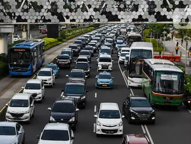 Sejumlah mobil melintas di jalan Sudirman, Jakarta, Senin  (10/2/2020). Pada tahun 2019, industri otomotif nasional mengalami penurunan penjualan, terutama kendaraan komersial yang turun 18, 26 persen atau sekitar 94.000 unit. (Liputan6.com/Angga Yuniar)