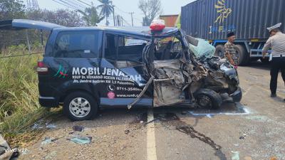 Ambulans Jenazah Tabrakan dengan Truk Tangki CPO, 5 Orang Luka Berat