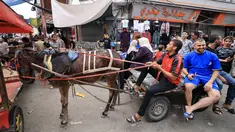 Warga Palestina menggunakan gerobak yang ditarik keledai untuk transportasi di Khan Yunis di Jalur Gaza selatan, karena kekurangan bahan bakar mobil di tengah pertempuran yang sedang berlangsung antara Israel dan Hamas, 28 Oktober 2023. (Mahmud HAMS / AFP)