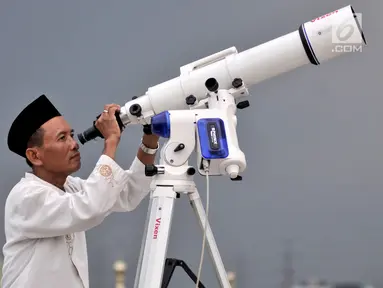 Tim hisab rukyat Kanwil Kemenag DKI Jakarta memantau hilal 1 Ramadan 1440 H menggunakan teleskop dari atap Gedung Kanwil Kemenag DKI Jakarta, Minggu (5/5/2019). Tim hisab rukyat menggunakan jenis teropong seperti theodolite (kuning), teleskop, dan binokular. (merdeka.com/Iqbal S Nugroho)