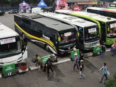 Calon pemudik menuju bis antar kota antar provinsi di Terminal Kampung Rambutan, Jakarta, Sabtu (24/6). Hingga H-1 Lebaran 2017, pemudik terus berdatangan di Terminal Kampung Rambutan. (Liputan6.com/Helmi Fithriansyah)