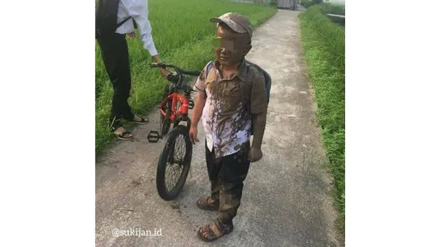 5 Kelakuan Kocak Orang Main di Selokan Ini Bikin Geleng Kepala