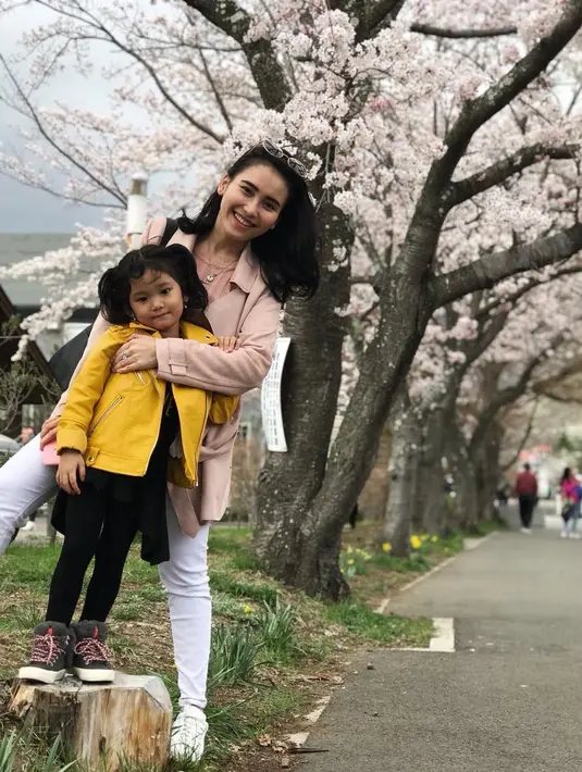 "Di sana kan banyak nasi kalau di Jepang, jadi kita makan pakai nasi. Terus makan di hotel, kadang kita makan di restorannya juga, tapi campur sama lauk yang kita bawa gitu," jelas Ayu. (Instagram/ayutingting92)