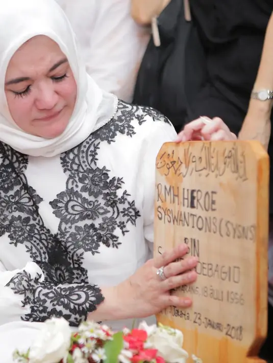 "Terimakasih bapak Presiden sdh menyempatkan datang ke rumah untuk ta’ziah alm ayah @sys_ns. Kami tetap akan meneruskan amanah ayah soal GWJ (Gerakan Wadyabala Jokowi)," tulis Shanty. (Instagram/shantysys)