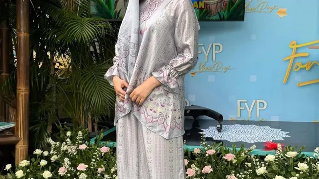 7 Potret Vika Pakai Kerudung, Billy Syahputra Ajari Pacar Bule Agama Islam