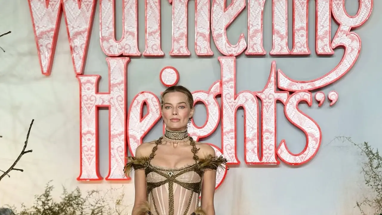 Gaya Margot Robbie Pakai Dress Terbuat dari Rambut, Tampil Berani di Tur Promosi Wuthering Heights London