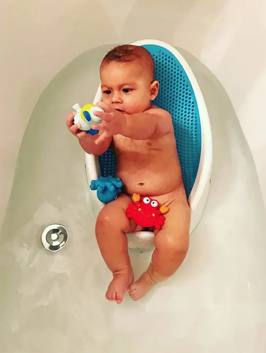 Anak Michael Phelps dan Nicole Johnson, Boomer Phelps, asyik banget main saat sedang mandi, ya! (instagram/nicolejohnson)