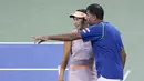 Petenis Indonesia, Aldila Sutjiadi (kiri) berbincang dengan petenis India, Rohan Bopanna saat bertanding melawan petenis ganda campuran Amerika Serikat, Taylor Townsend/Donald Young pada laga semifinal US Open 2024 yang berlangsung di di Stadion Louis Amstrong, New York, Amerika Serikat, Rabu (04/09/2024) WIB. (AP Photo/Eduardo Munoz Alvarez)