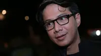 Delon Idol di Rumah Duka Mike Mohede (Adrian Putra/bintang.com)