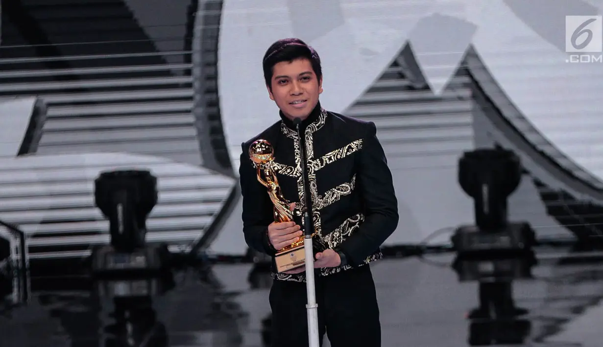 Ekspresi Randa LIDA (Liga Dangdut Indonesia) saat memperoleh penghargaan kategori penyanyi dangdut pendatang baru pria terpopuler dalam Indonesian Dangdut Awards 2018 di Studio 5 Indosiar, Jakarta, Jumat (12/10). (Liputan6.com/Faizal Fanani)