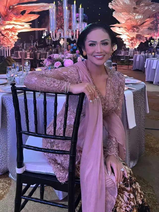 Model Kebaya Kris Dayanti Warna Pink Keunguan yang Elegan di Usia 50 Tahun