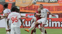 Pemain Persis Solo, Jaimerson (kanan) berduel udara dengan pemain Persija Jakarta, Michael Krmencik dalam laga pekan ke-2 BRI Liga 1 2022/2023 antara Persija Jakarta melawan Persis Solo di Stadion Patriot Candrabhaga, Bekasi, Minggu (31/7/2022) sore WIB. (Bola.com/Ikhwan Yanuar)