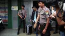 Penyidik KPK membawa dokumen usai melakukan penggeledahan kantor mantan kuasa hukum Setya Novanto, Fredrich Yunadi, di Gandaria, Jakarta, Kamis (11/1). Dari penggeledahan itu, penyidik menyita 27 dokumen dan 3 handphone. (Liputan6.com/Johan Tallo)
