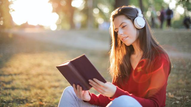 Ilustrasi mendengarkan musik