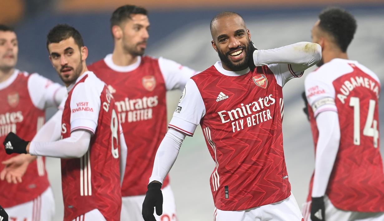 Striker Arsenal, Alexandre Lacazette melakukan selebrasi usai mencetak gol ketiga timnya ke gawang West Bromwich Albion dalam laga lanjutan Liga Inggris 2020/21 pekan ke-17 di Hawthorns Stadium, Sabtu (2/1/2021). Arsenal menang 4-0 atas West Bromwich Albion. (AFP/Michael Regan/Pool)