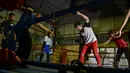 Para petinju melakukan peregangan setelah mengikuti sesi latihan di sebuah pusat olahraga di Banda Aceh (24/8/2020). (AFP Photo/Chaideer Mahyuddin)