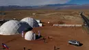 Sebuah kamp yang akan menampung ribuan orang untuk melihat gerhana matahari total di komune Vallenar di gurun Atacama, Santiago, Chile (1/7/2019). Fenomena ini akan menyebabkan bumi gelap gulita dalam sesaat karena cahaya matahari tertutup seluruhnya oleh bayangan bulan. (AFP Photo/Martin Bernetti)