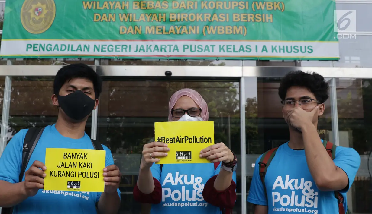 Aktivis berjejer menunggu proses pengajuan gugatan warga menuntut hak mendapatkan udara bersih di Pengadilan Negeri Jakarta Pusat, Kamis (4/7/2019). Gugatan ditujukan ke Presiden RI, Menteri LHK, Mendagri, Menkes, Gubernur DKI Jakarta, Banten dan Jawa Barat. (Liputan6.com/Helmi Fithriansyah)