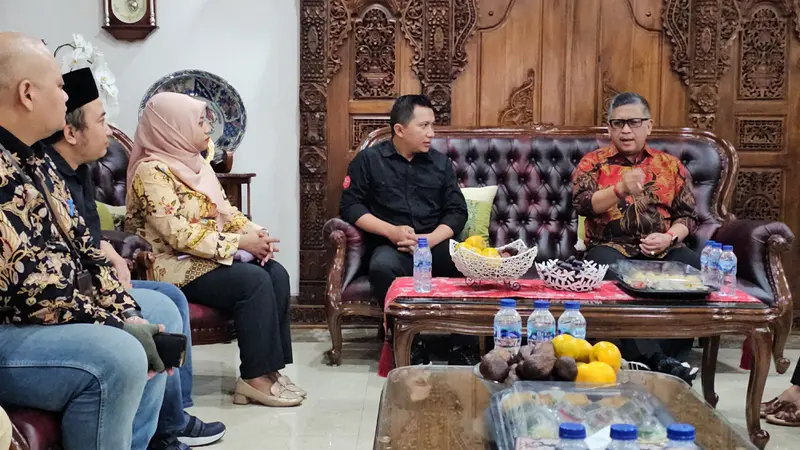 Sekretaris Jenderal PDI Perjuangan (PDIP) Hasto Kristiyanto menerima Petugas Pemutakhiran Data Pemilih (Pantarlih) Kota Bekasi di kediamannya, Villa Taman Kartini, Bekasi, Selasa (2/7/2024).
