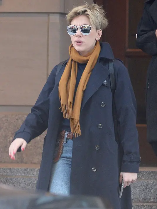 Seperti yang dilansir dailymail (25/1) lalu, Scarlett Johansson tertangkap kamera sedang berada di salah satu sudut kota Now York. Terlihat pada saat itu Scarlett memang tidak menggunakan cincin pernikahannya. (doc.dailymail.com)