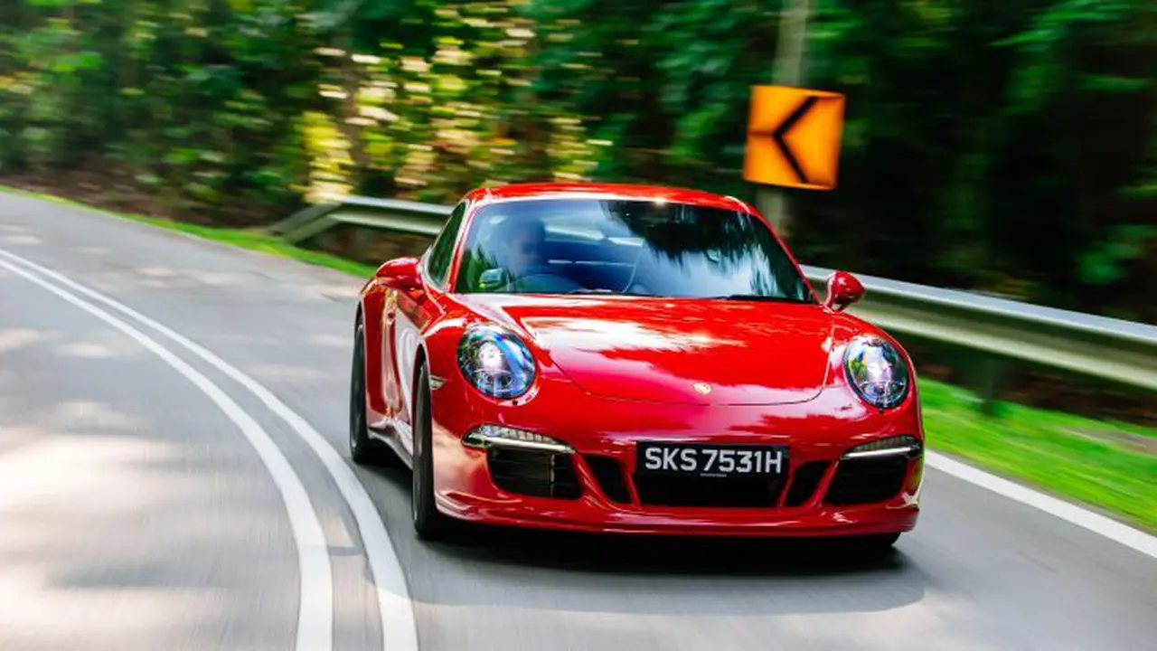 Mengencani Porsche 911 Carrera GTS di Negeri Singa
