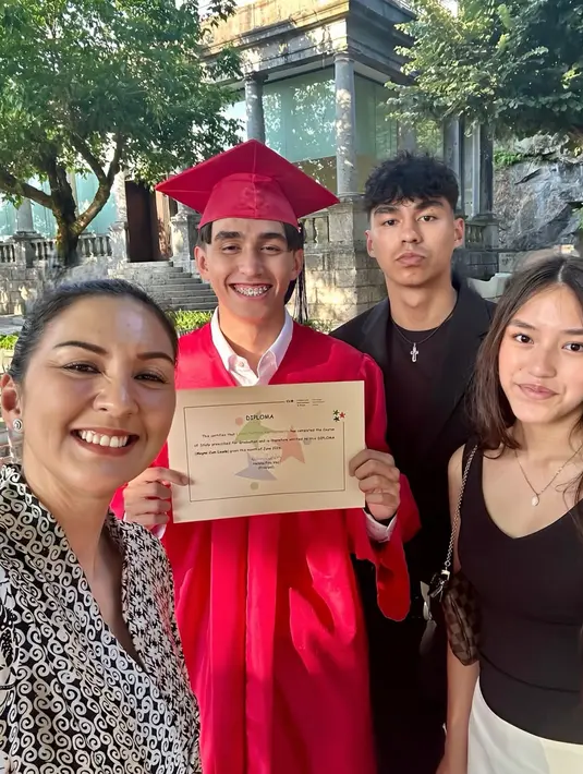 Tak hanya Donna, kedua anaknya pun hadir di momen wisuda sang kakak. Meski Darius berhalangan hadir, namun momen kebersamaan tetap terasa. [@dagnesia]