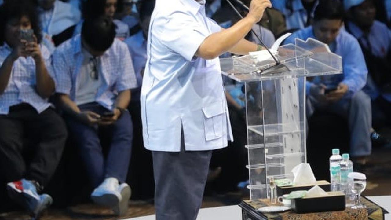 FOTO: Riuh Relawan Sambut Prabowo Subianto Berorasi Politik di Apel Akbar TKN Muda di JCC, Senayan