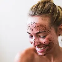 Lakukan eksfoliasi secara rutin. Sumber : purewow.com.