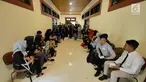 Peserta menunggu dipanggil saat mengikuti kompetisi News Presenter dalam rangkaian Emtek Goes To Campus (EGTC) 2018 di Universitas Gajah Mada, Yogyakarta, Selasa (16/10). (Liputan6.com/Herman Zakharia)