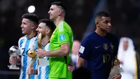 Pemain Prancis Kylian Mbappe (kanan) membawa penghargaan Sepatu Emas saat pemain Argentina Enzo Fernandez (kiri), Lionel Messi, dan penjaga gawang Emiliano Martinez memegang penghargaan mereka setelah Argentina mengalahkan Prancis pada pertandingan sepak bola final Piala Dunia 2022 di Lusail Stadion, Lusail, Qatar, 18 Desember 2022. Argentina menang 4-2 dalam adu penalti melawan Prancis setelah pertandingan berakhir imbang 3 -3. (AP Photo/Natacha Pisarenko)