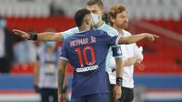 Penyerang Paris Saint-Germain, Neymar, mendapatkan kartu merah saat bersua Marseille pada laga pekan ketiga Ligue 1 di Parc des Princes, Senin (14/9/2020) dini hari WIB. (AP Photo/Michel Euler)