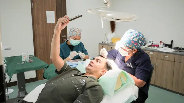Pesinetron Shandy Sjariff rupanya memiliki masalah kerontokan rambut.