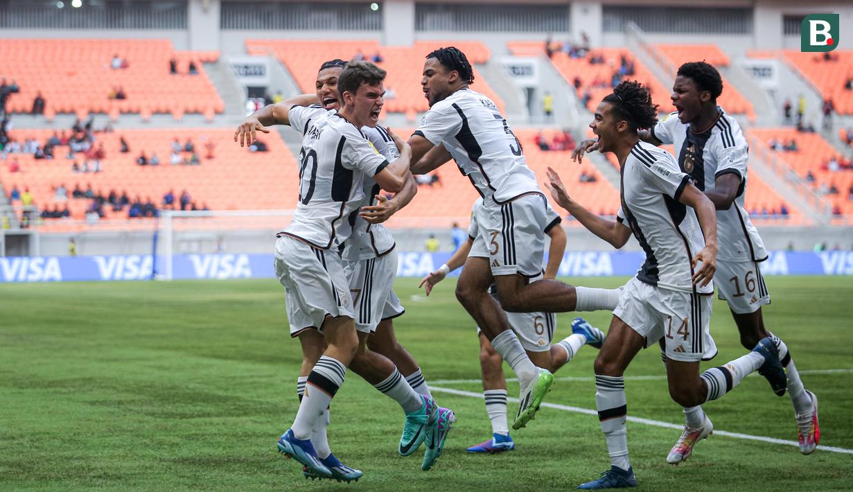 <p>Selebrasi pemain Timnas Jerman U-17 setelah Robert Ramsak (kiri) mencetak gol ke gawang Timnas Venezuela U-17 dalam laga pamungkas Grup F Piala Dunia U-17 2023 yang berlangsung di Jakarta International Stadium (JIS), Jakarta, Sabtu (18/11/2023). (Bola.com/Bagaskara Lazuardi)</p>