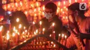 Warga keturunan Tionghoa membakar dupa saat melaksanakan sembahyang malam Imlek 2574 di Wihara Boen San Bio, Kota Tangerang, Banten, Sabtu (21/1/2023). Sembahyang malam pergantian tahun baru Imlek itu sebagai ungkapan syukur atas segala rezeki dan keselamatan dari Tuhan serta untuk pengharapan kehidupan lebih baik di tahun Kelinci Air mendatang. (Liputan6.com/Angga Yuniar)