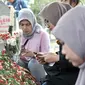 Warga berdoa saat berziarah ke makam Presiden ke-3 RI BJ Habibie di TMP Kalibata, Jakarta, Minggu (15/9/2019). Makam Habibie masih selalu ramai dikunjungi warga yang ingin berziarah. (merdeka.com/Iqbal Nugroho)