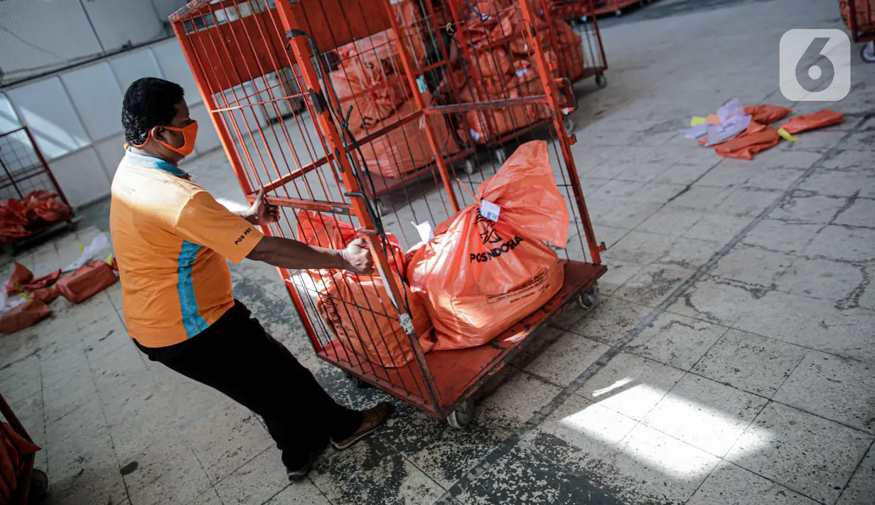 Pekerja menyortir paket dan logistik yang akan didistribusikan di Sentral Pengolahan PT Pos Indonesia (Persero), Jakarta, Jumat (15/5/2020). Pengiriman paket via Pos pada H-9 Lebaran 2020 mencapai 1,8 juta barang atau naik 20 persen dibandingkan periode sama tahun lalu. (Liputan6.com/Faizal Fanani)