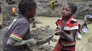 Tangan mungil para bocah Afrika mengeruk dasar sebisanya, membawanya ke permukaan dan memberikannya ke bocah lainnya untuk diayak, (AFP PHOTO / ISSOUF SANOGO)