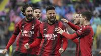 Striker AC Milan Olivier Giroud (tengah( menyumbang satu gol saat lawan Empoli (AP)