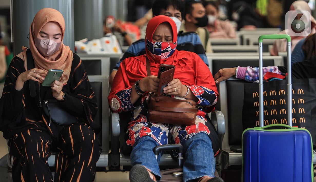 Calon penumpang menunggu keberangkatan di stasiun kereta Pasar Senen, Jakarta, Senin (20/12/2021). VP Public Relations KAI Joni Martinus mengatakan tiket yang terjual untuk periode 20 Desember hingga 4 Januari 2022 adalah rata-rata 12.000 tiket. (Liputan6.com/Johan Tallo)