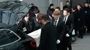 Personel SHINee dan Super Junior memasukkan peti jenazah  Jonghyun SHINee ke dalam mobil menuju tempat pemakaman dari Asan Hospital, Seoul, Kamis (21/12). Prosesi keberangkatan jenazah Jonghyun penuh haru dengan diiringi tangis. (AP/Ahn Young-joon)