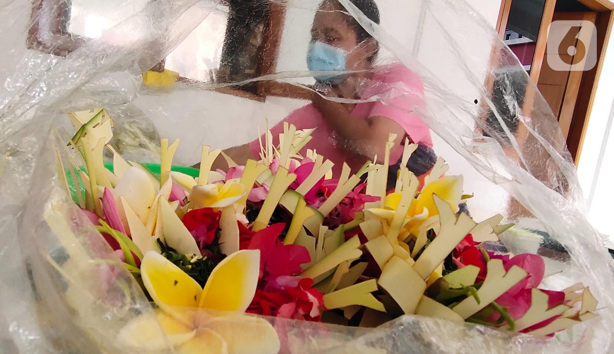 Umat Hindu menyiapkan persembahan di Pura Kerta Jaya, Kota Tangerang, Banten, Selasa (15/9/2020). Persiapan tersebut dilakukan jelang Hari Raya Galungan yang jatuh pada 16 September 2020. (Liputan6.com/Angga Yuniar)