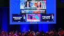 Donald Trump berhasil memenangi Pemilihan Presiden Amerika Serikat (AS) 2024 setelah berhasil meraih 294 suara dari total 538 suara elektoral. Sementara, Kamala Harris meraih 223 suara elektoral. Tampak dalam foto, para pendukung mantan Presiden AS dan calon presiden dari Partai Republik Donald Trump memotret sebuah layar saat acara malam pemilihan di West Palm Beach Convention Center di West Palm Beach, Florida, pada tanggal 6 November 2024. (Jim WATSON/AFP)
