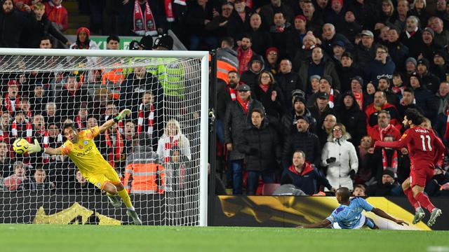 Penyerang Liverpool, Mohamed Salah ketika mencetak gol ke gawang Manchester City