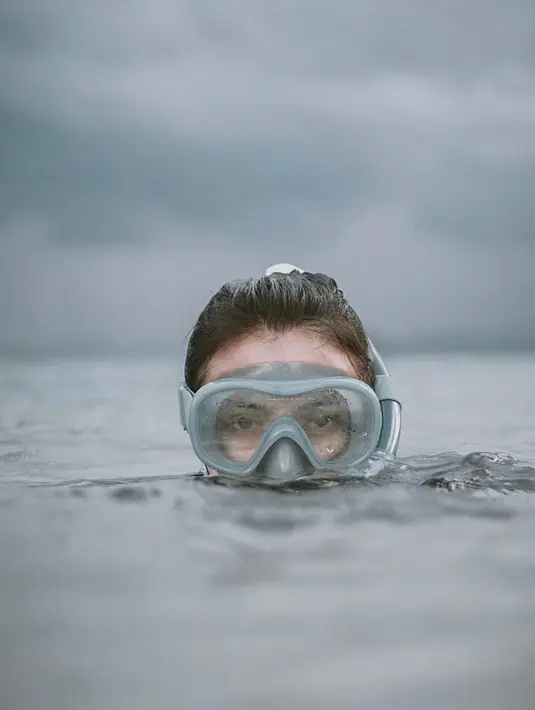 Scuba Diving merupakan olahraga yang dapat membantu kamu untuk mereda kan stress dan melatih seluruh otot dan komponen di tubuhmu, lho. (instagram/amandarawles)