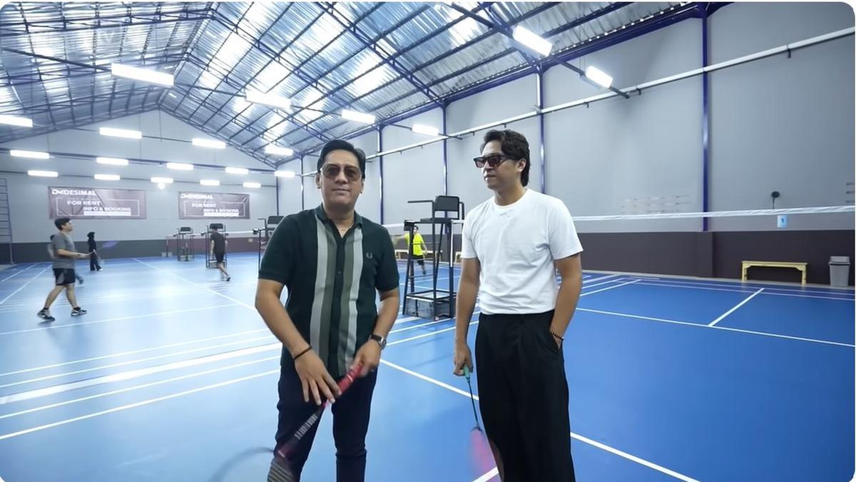 7 Potret Lapangan Badminton Deva Mahenra, Dilengkapi Toilet Estetik hingga Kafe