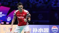 Pebulu tangkis tunggal putra Indonesia&nbsp;Jonatan Christie mengalahkan&nbsp;Kunlavut Vitidsarn dari Thailand pada partai ketiga laga perempat final&nbsp;Piala Sudirman 2025. Jonatan menang&nbsp;21-9 dan 22-20 di Xiamen Fenghuang Gymnasium, China, Jumat (2/5).&nbsp;(foto: PBSI)