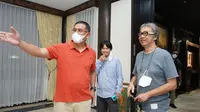 Direktur Utama Pupuk Kaltim Rahmad Pribadi (kiri) dengan seniman asal Yogyakarta Butet Kartaredjasa Hotel Grand Equator, Bontang, Kalimantan Timur. (Dok PKT)