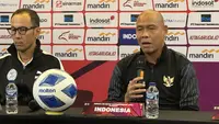 Pelatih Timnas Indonesia U-16, Nova Arianto saat menggelar konferensi pers di Hotel Paragon, Solo pada Kamis (20/6).(Liputan6.com/Fajar Abrori)