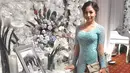 Tak hanya di momen pertunangannya, wanita kelahiran 29 Juni 1994 ini juga tampil mengenakan kebaya di berbagai acara. Kali ini ia tampil anggun dengan kebaya bernuansa biru.  Riasan dan tatanan rambut yang rapi melengkapi penampilannya, (Liputan6.com/IG/nikitawillyofficial94)
